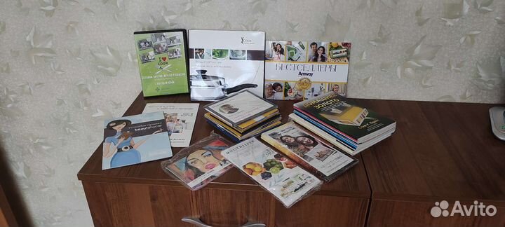 В одни руки- литература диски и раздаточные флаеры