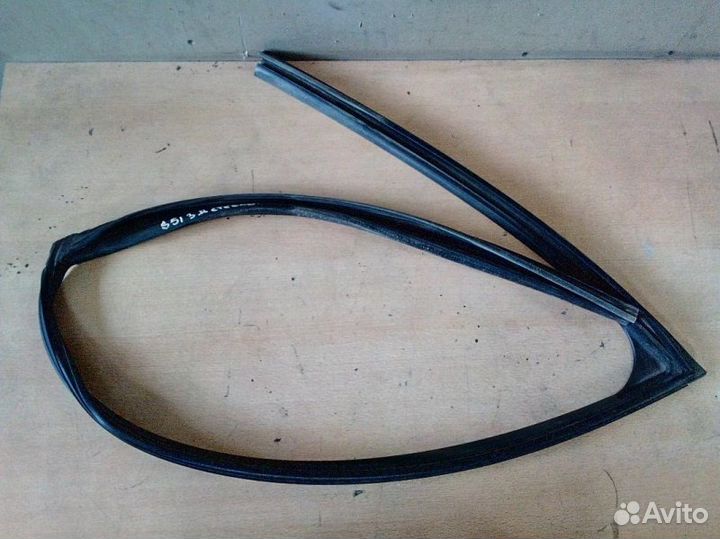 Уплотнительная резинка задняя правая Infiniti Fx