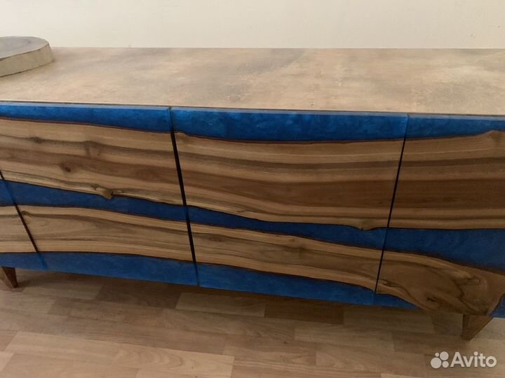 В наличии тумба - фасад из массива со смолой