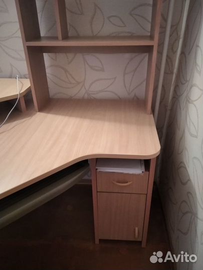 Компьютерный стол с тумбой