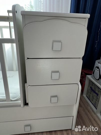 Детская кроватка с маятником белая