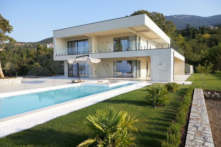 Дом 693,4 м² на участке 20,5 сот.