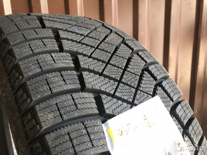 Pirelli Ice Zero FR 215/55 R17 98H