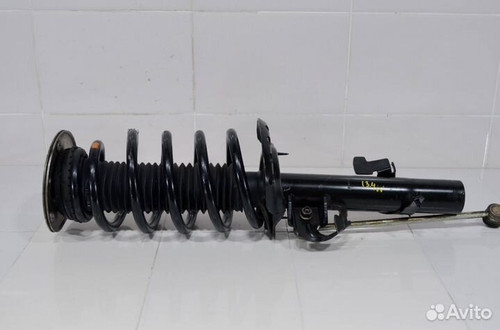 Стойка амортизатора передняя правая Land Rover