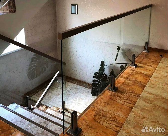 Стеклянное ограждение лестницы