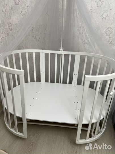 Детская кроватка с маятником