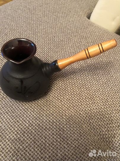 Турка для кофе и две кофейные чашечки