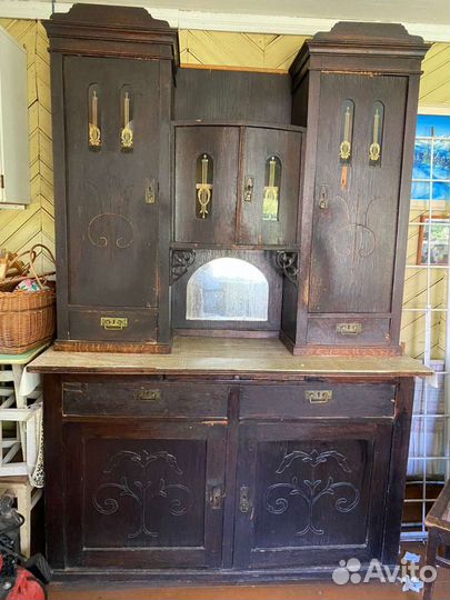 Старинный антикварный шкаф-буфет