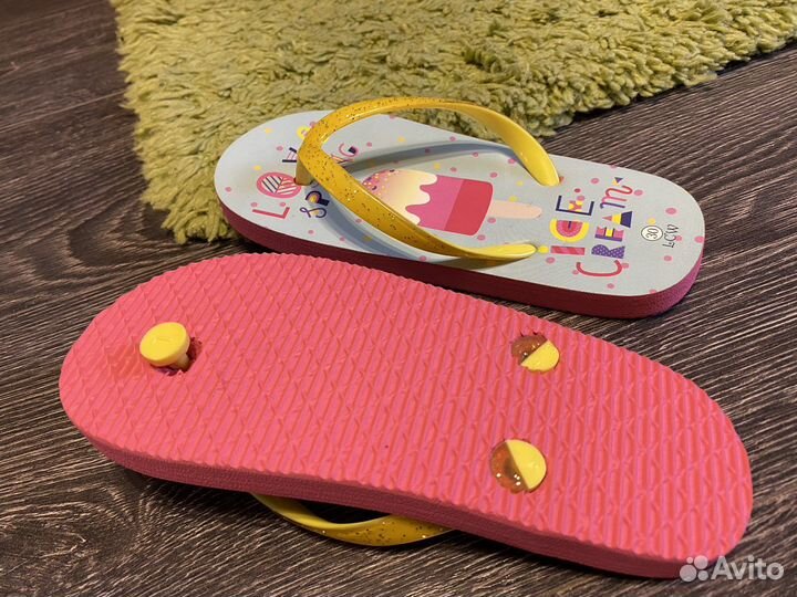 Шляпа для девочки и сланцы