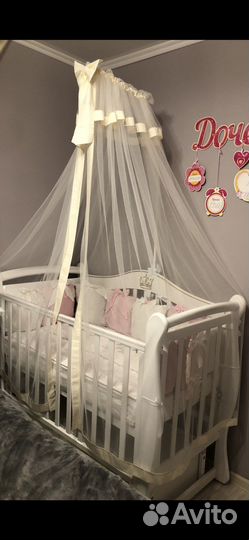 Детская кроватка с маятником