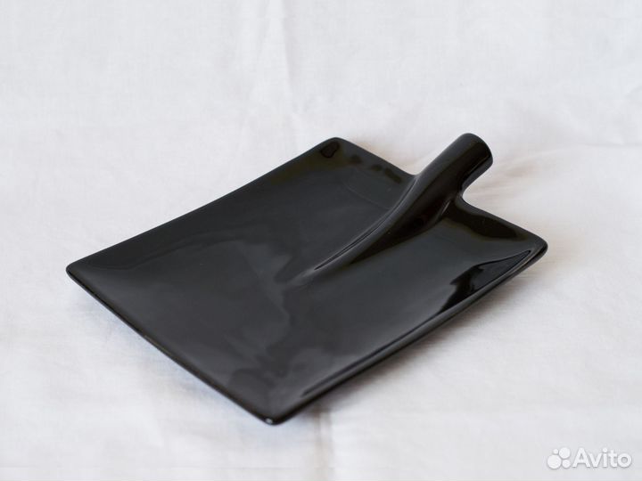 Фарфоровая тарелка для подачи блюд