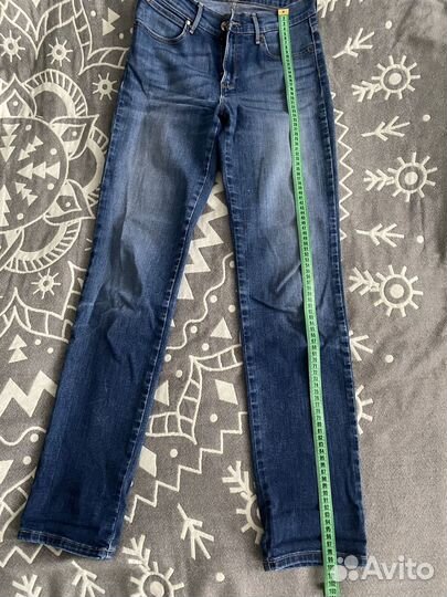 Одежда женская (джинсы, шорты, футболка)