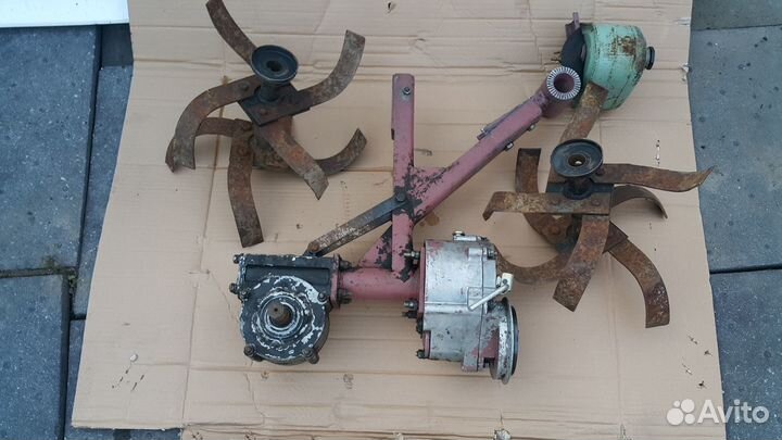 Остатки от мото-блоков. Редуктора. Плуги