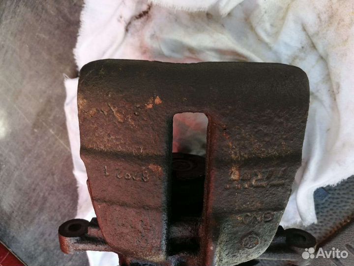 Суппорт задний правый фольксваген т5