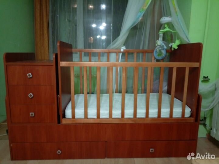 Детская кроватка с маятником и ящиком
