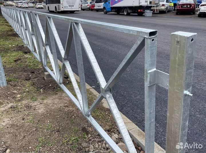 Металлическое пешеходное ограждение