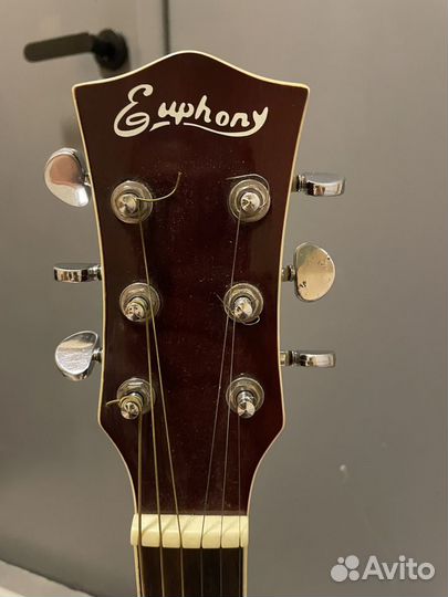 Акустическая гитара