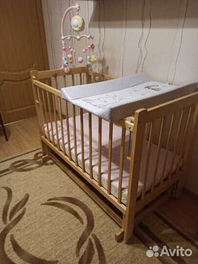 Детская кроватка с поперечным маятником