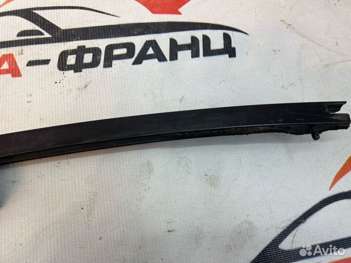 Направляющая стекла двери передняя правая Nissan