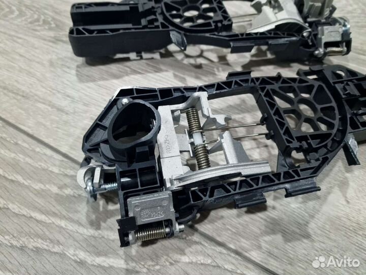 Кранштейн передней ручк двери Volkswagen Passat B6