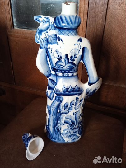 Гжель, фарфор : штоф Охотник