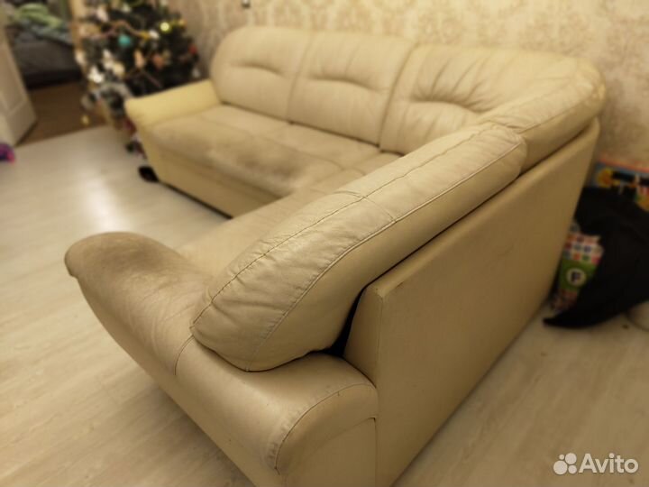 Угловой кожаный диван