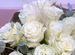 Большой букет живых цветов: белые розы
