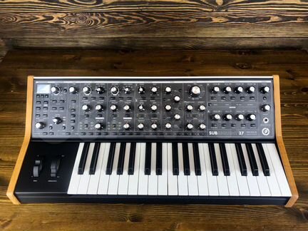 Moog Subsequent 37 Standard синтезатор