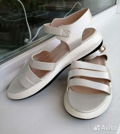 Сандалии новые