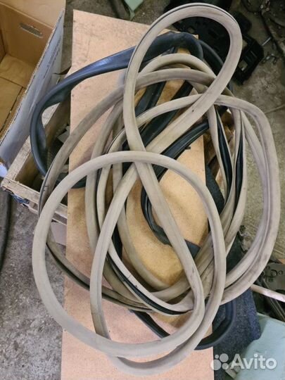 Уплотнительная резинка боковой двери Mercedes-Benz