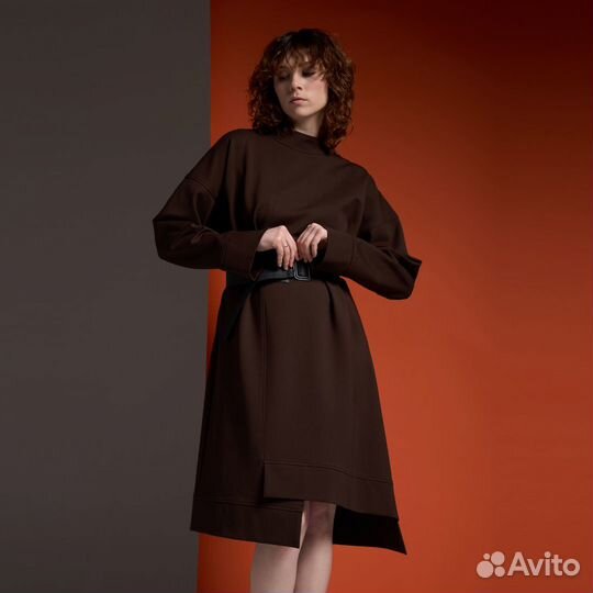 30%) Платье со спущенным плечом и ломаной нижней л