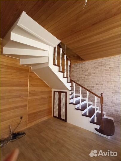 Лестница деревянная