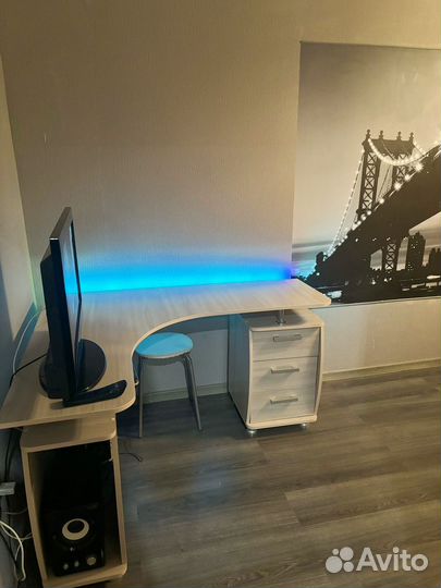 Компьютерный стол с подсветкой