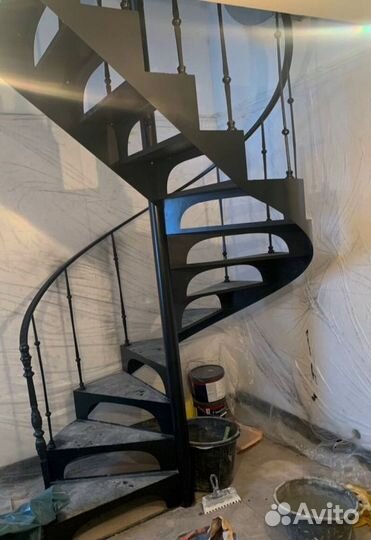 Лестница с забежными ступенями в коттедж