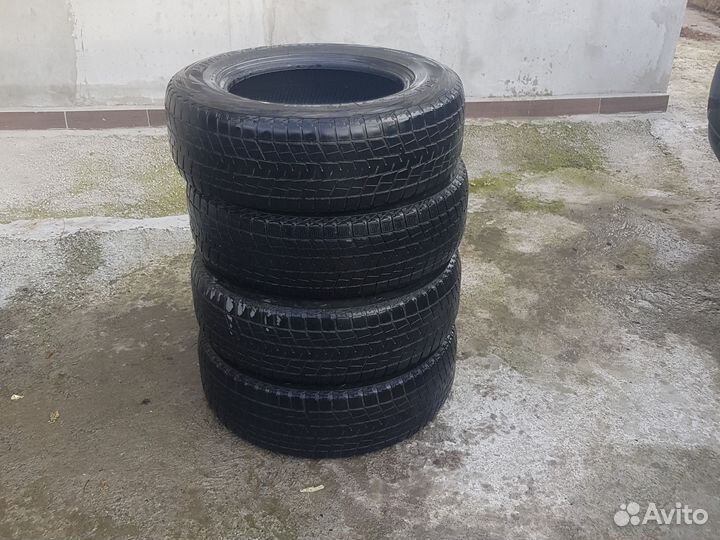 Bridgestone Blizzak DM-V1 215/70 R16