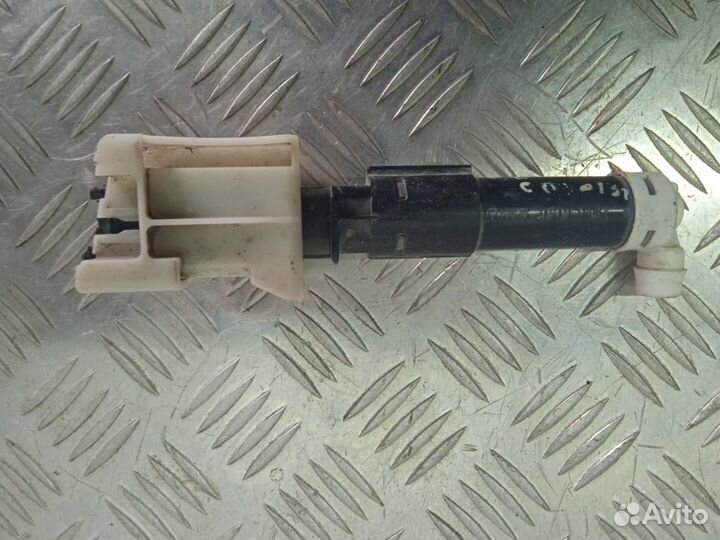 Б/У форсунка омывателя правый Mazda Mazda3 BL Z6