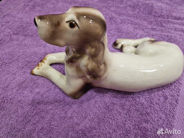 Фарфоровая статуэтка собака