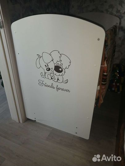 Детская кроватка с маятником