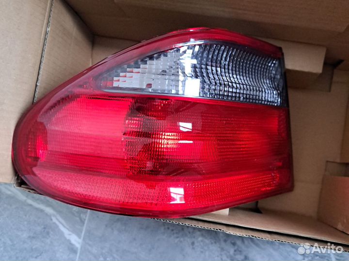 Задний левый фонарь Мерседес Е 210