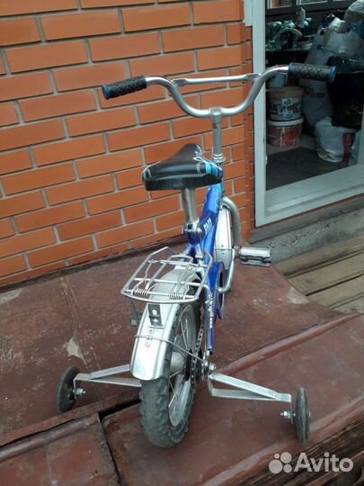Детский велосипед со вспомогат колёсами