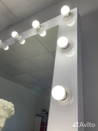 Гримерный стол с зеркалом