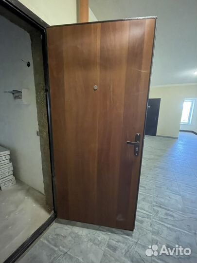 Дверь входная металлическая от застройщика