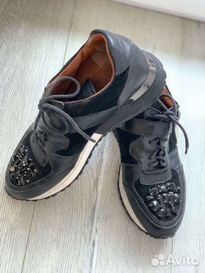 Кроссовки женские