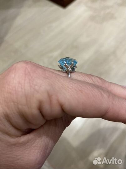 Серебряное кольцо с голубым топазом