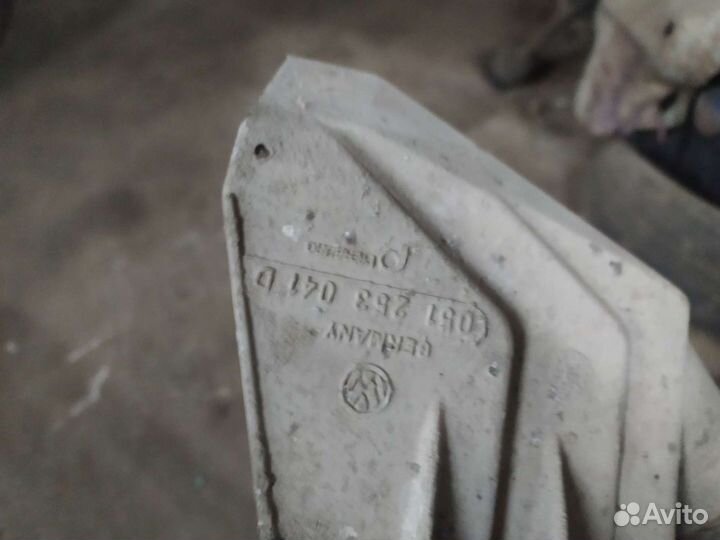 Кронштейн и патрубок фильтра Пассат В4