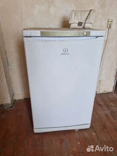 Морозильная камера морозильник Indesit SFR 100