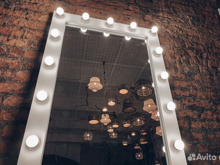 Гримерное (макияжное) зеркало (с лампами) + столик