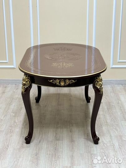 Стол и стулья