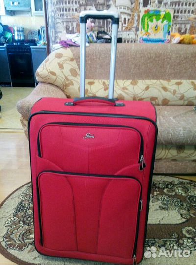 Неубиваемый большой чемодан почти новый