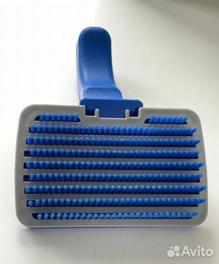 Самоочищающаяся щётка для вычесывания животных